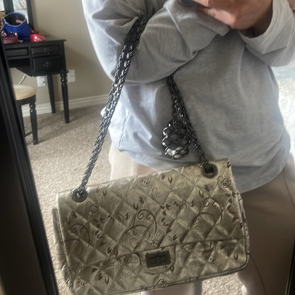 - Elegant Silver Quilted Shoulder Bag - Picture 13 of 17